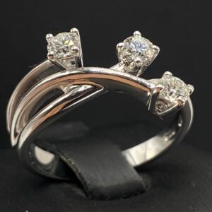 Anello Trilogy in Oro e diamanti 0.47ct – Artigianale