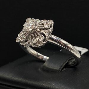 anello in oro bianco con diamanti stile antico