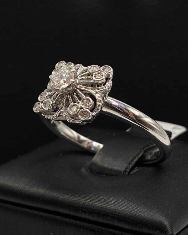 Anello in oro bianco con diamanti – stile antico