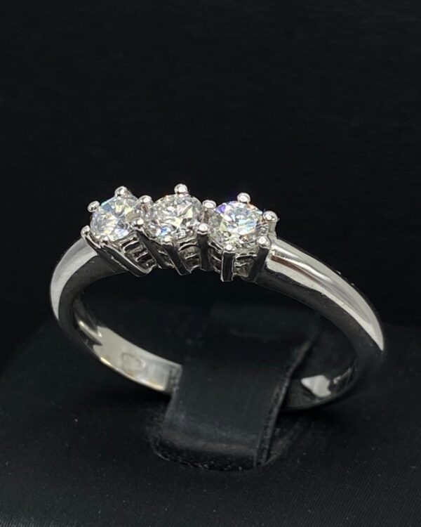 Anello in oro bianco 18 kt – Trilogy con diamanti E VS2 (0,45 ct)