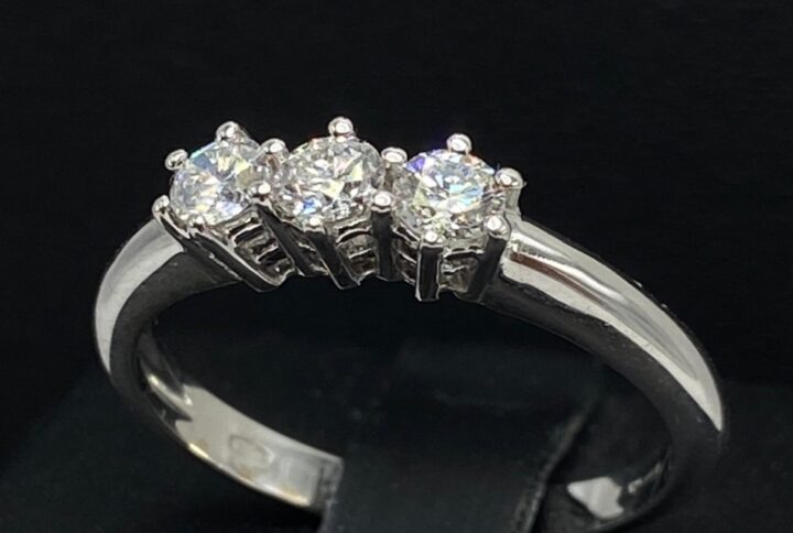 anello trilogy oro bianco diamanti